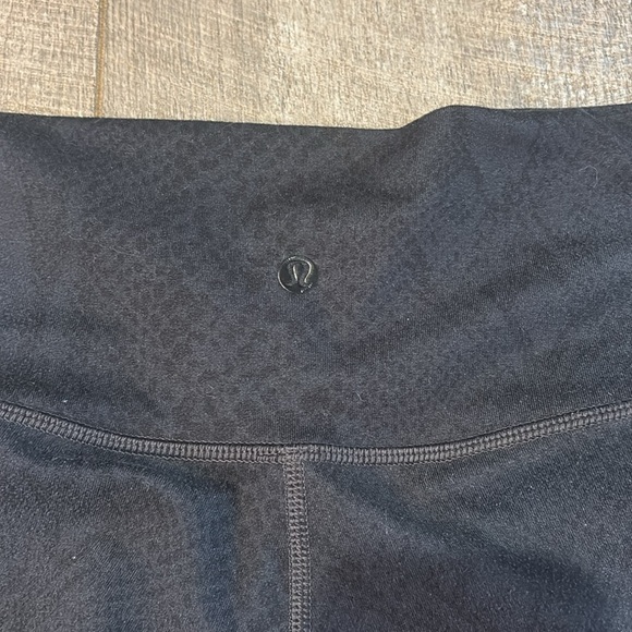 Lululemon High Times Tech Mesh Leggings Size 4Black Snake Print With Mesh Panels - Picture 6 of 6